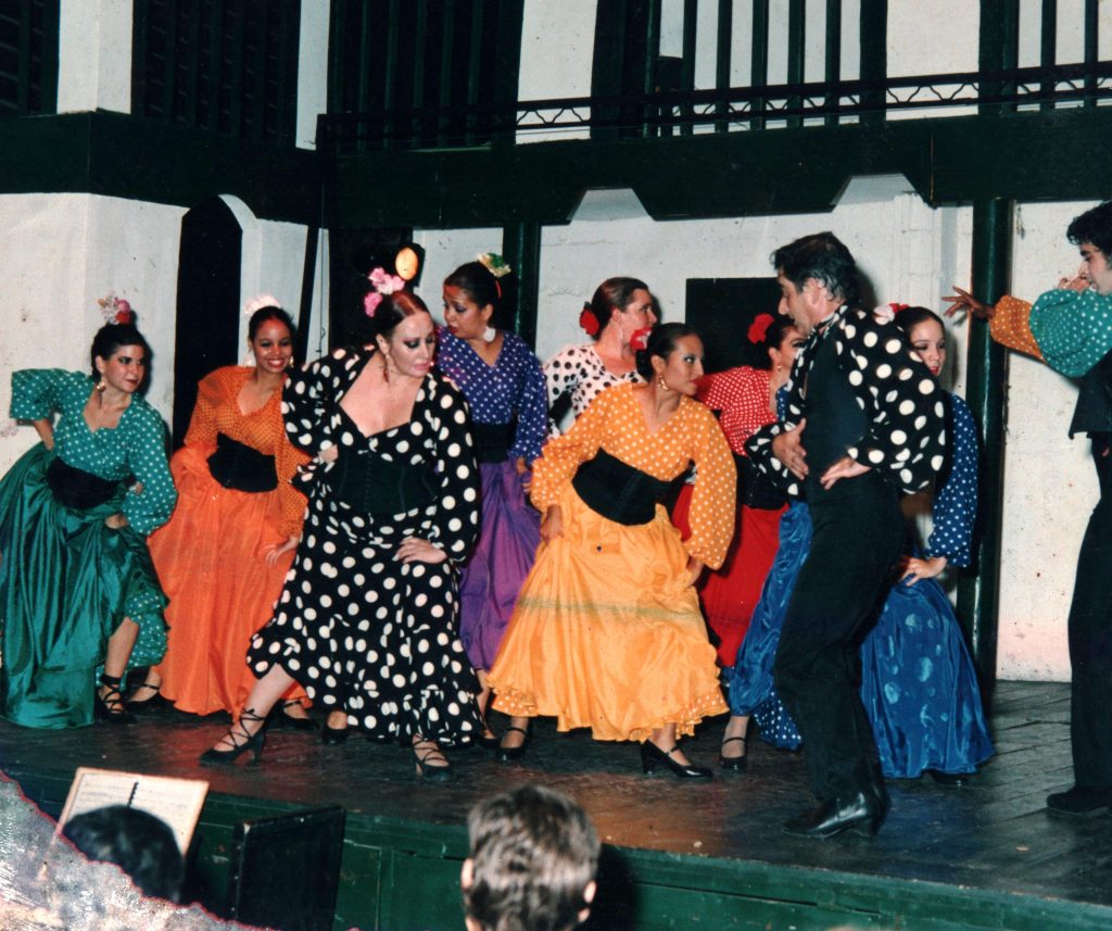 Los maestros Julia y Ángel Españoleto bailando