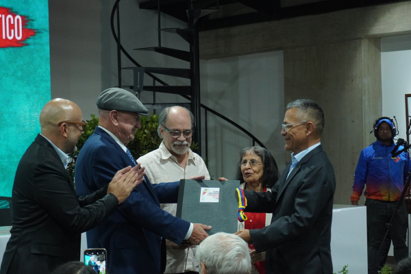 Pablo Guadarrama recibe el Premio Libertador al Pensamiento Crítico 2024 en medio de ataques contra Venezuela